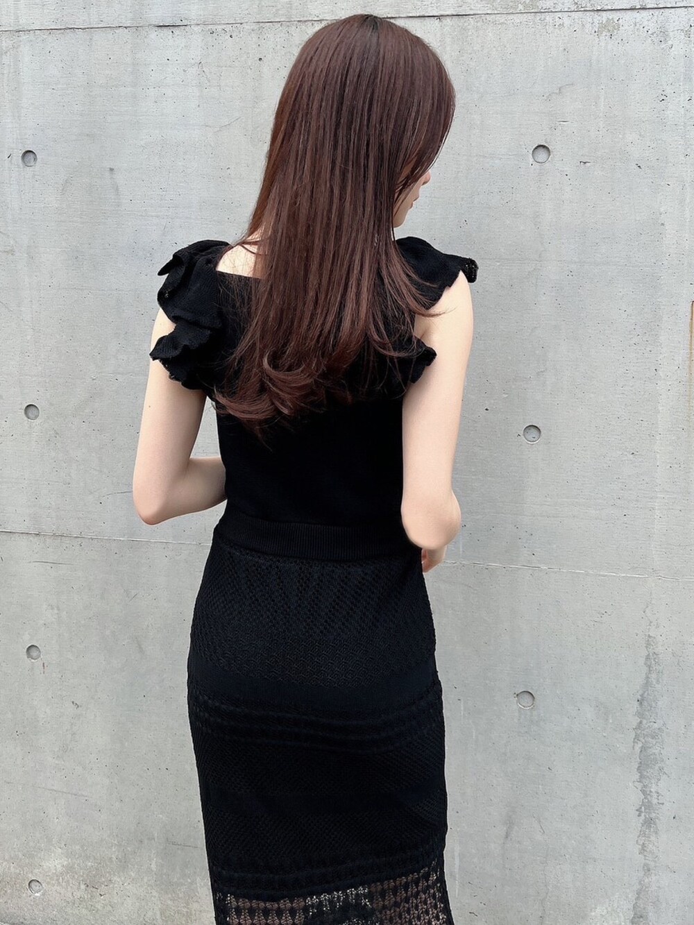 ブラック系のワンピース、ブラック系のサンダルを着用したレディースの春コーディネートの3枚目の写真