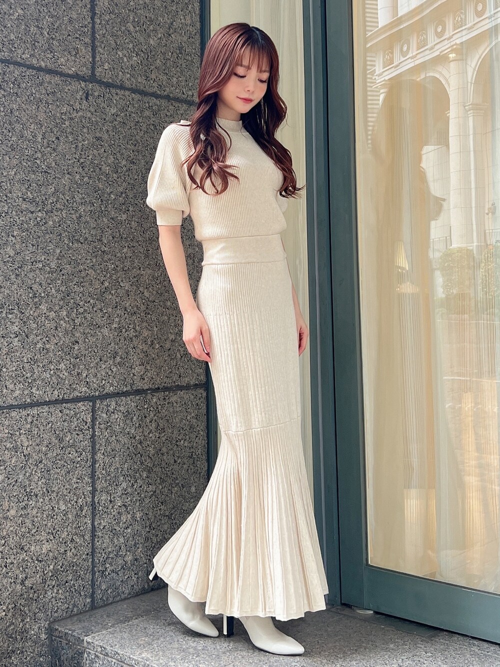 ブラック系のテーラードジャケット、ホワイト系のワンピースを着用したレディースの秋コーディネートの6枚目の写真