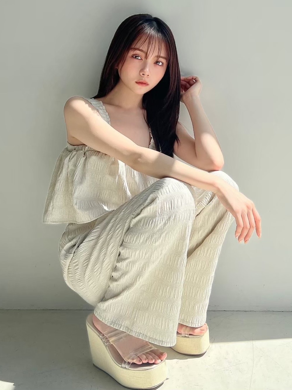 ベージュ系のシャツ/ブラウス、ベージュ系のその他パンツ、ベージュ系のサンダルを着用したレディースの夏コーディネートの2枚目の写真