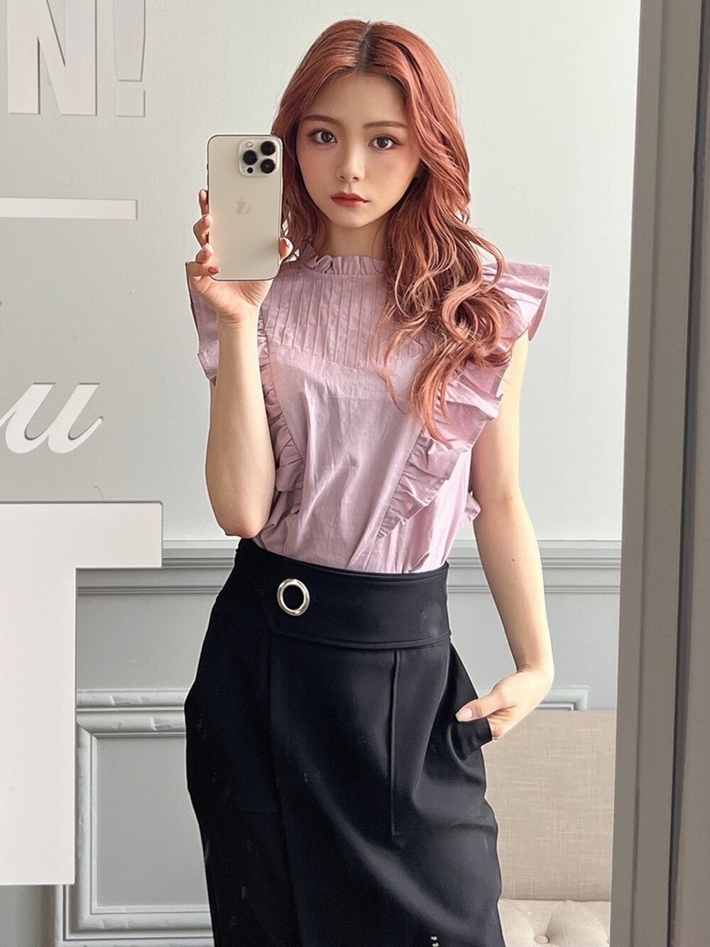 ブラック系のサンダル、ブラック系のスカート、ピンク系のシャツ/ブラウスを着用したレディースの春コーディネートの3枚目の写真