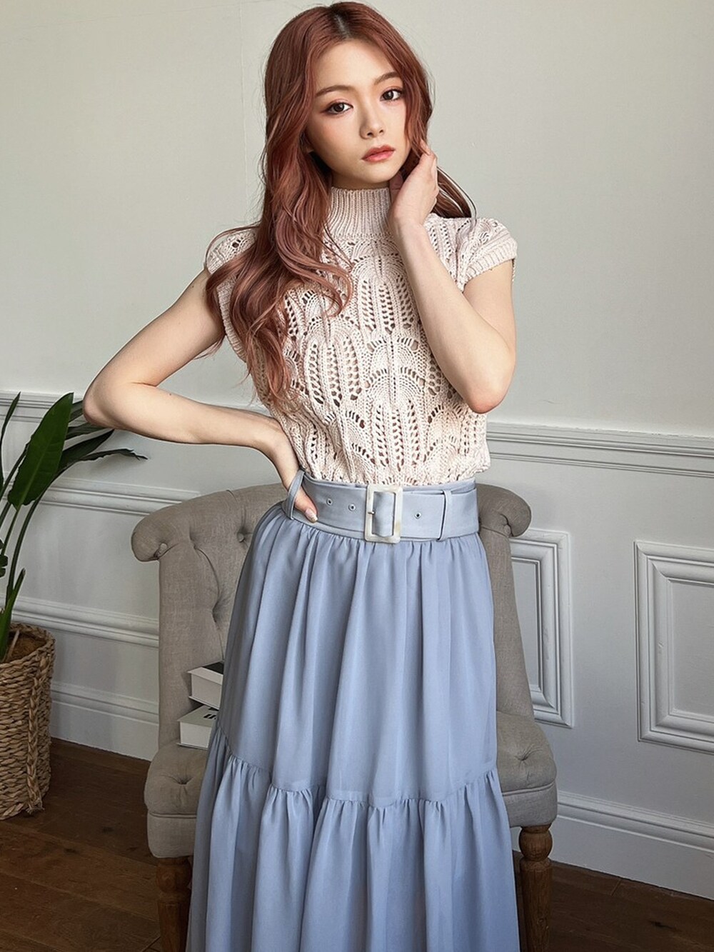 ホワイト系のニット/セーター、ホワイト系のサンダル、ベージュ系のキャミソールを着用したレディースの春コーディネートの2枚目の写真