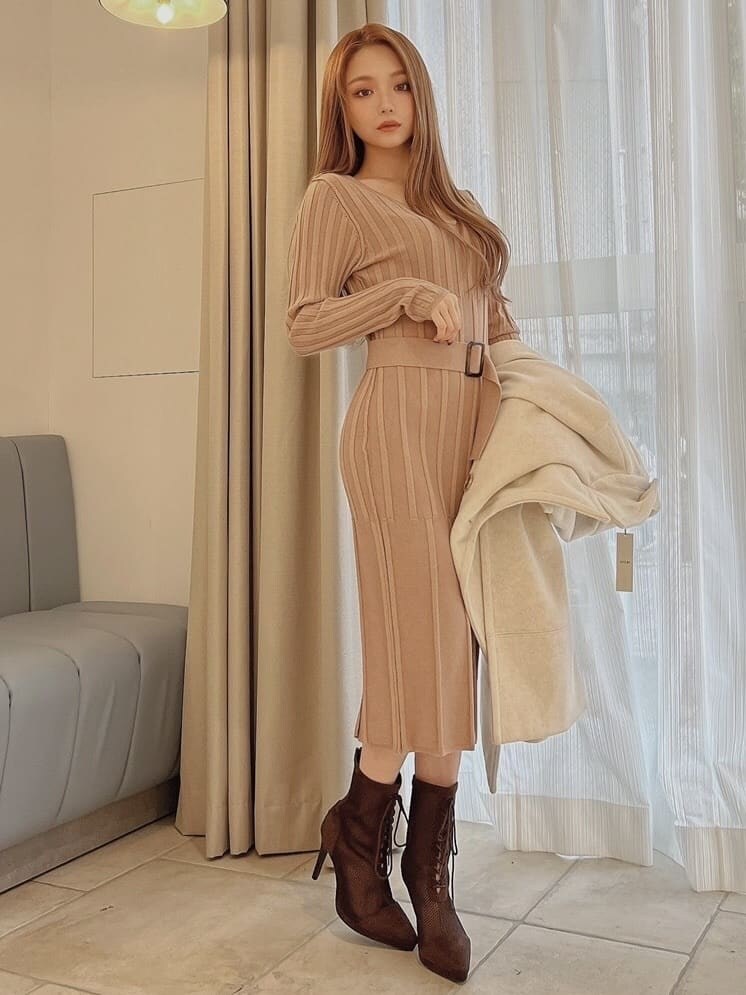 ホワイト系のその他アウター、ブラウン系のブーツ、ベージュ系のワンピースを着用したレディースの秋コーディネートの5枚目の写真