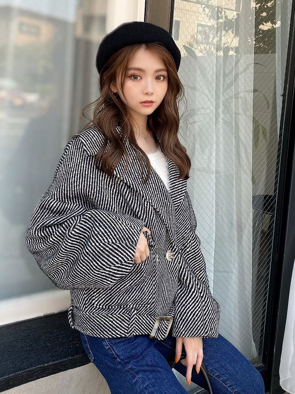 ブラック系のその他アウター、ブラック系のハンドバッグ、ホワイト系のカーディガン/ボレロを着用したレディースの秋コーディネートの4枚目の写真