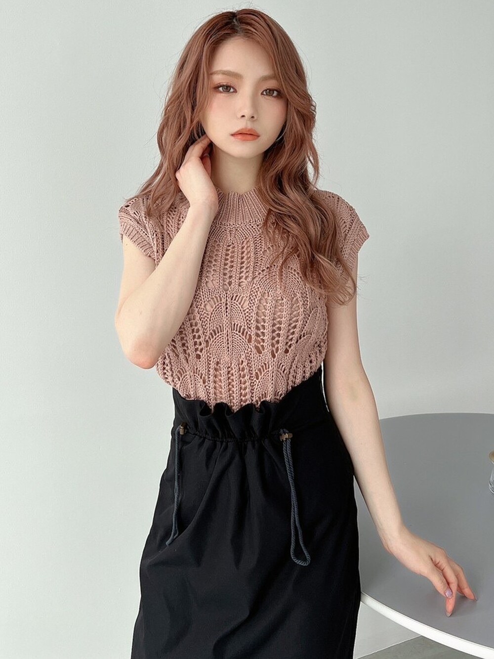 ブラック系のスカート、ホワイト系のサンダル、ホワイト系のキャミソールを着用したレディースの春コーディネートの2枚目の写真