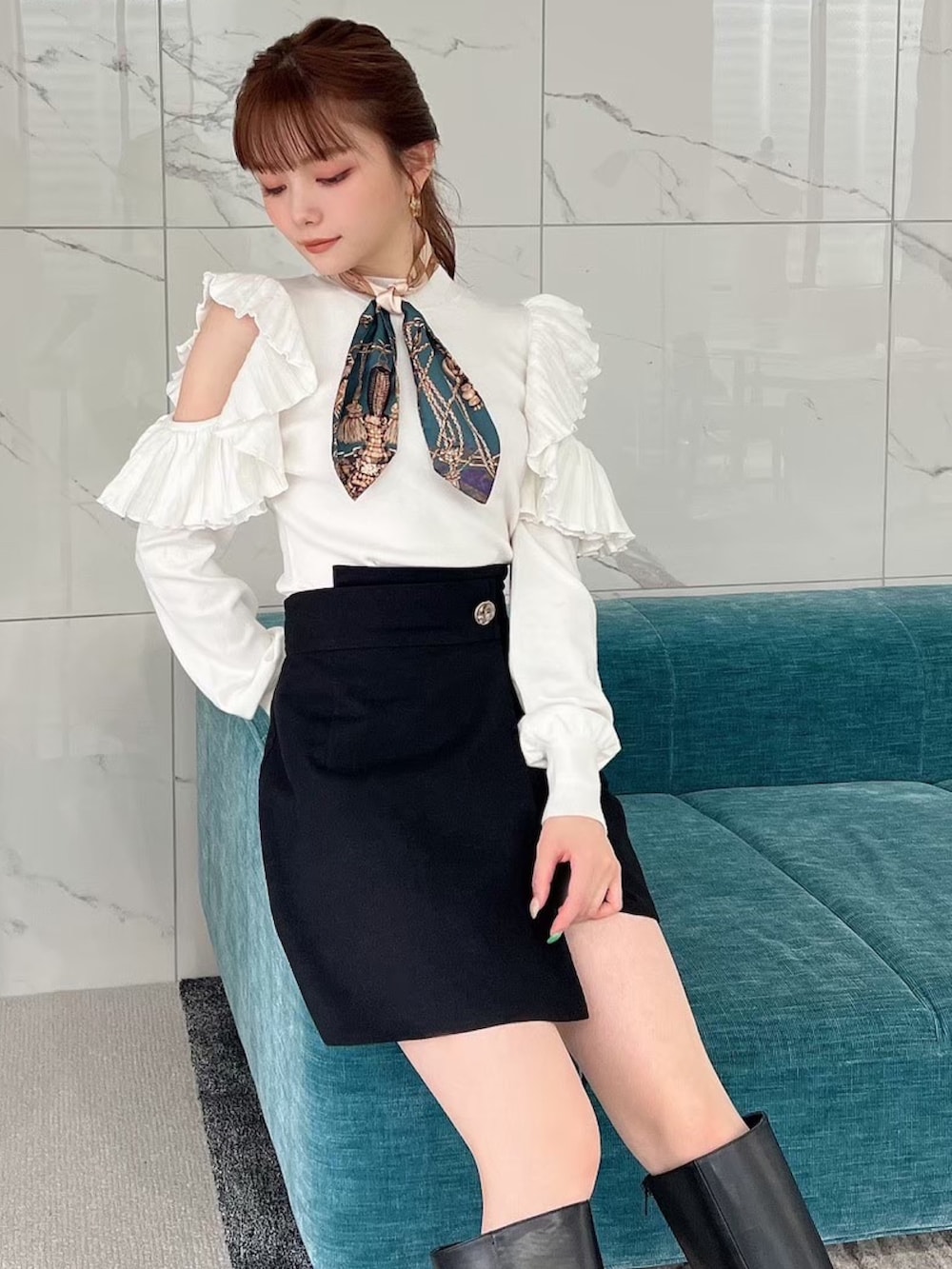 ホワイト系のニット/セーター、ブラック系のその他パンツ、ブラック系のブーツを着用したレディースの秋コーディネートの3枚目の写真