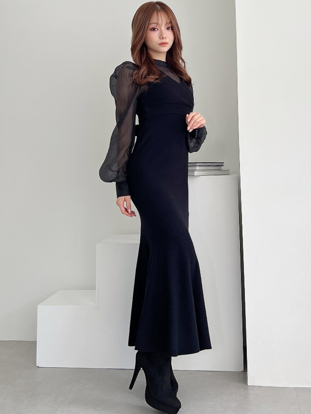 ブラック系のワンピース、ブラック系のブーツを着用したレディースの秋コーディネートの2枚目の写真