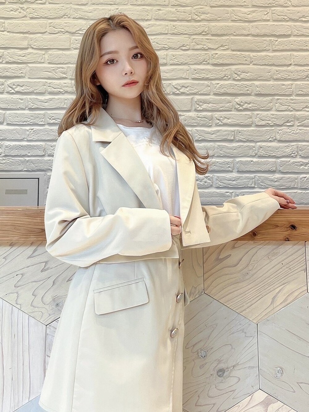 ホワイト系のTシャツ/カットソー、ホワイト系のスカート、ブラウン系のブーツを着用したレディースの春コーディネートの3枚目の写真