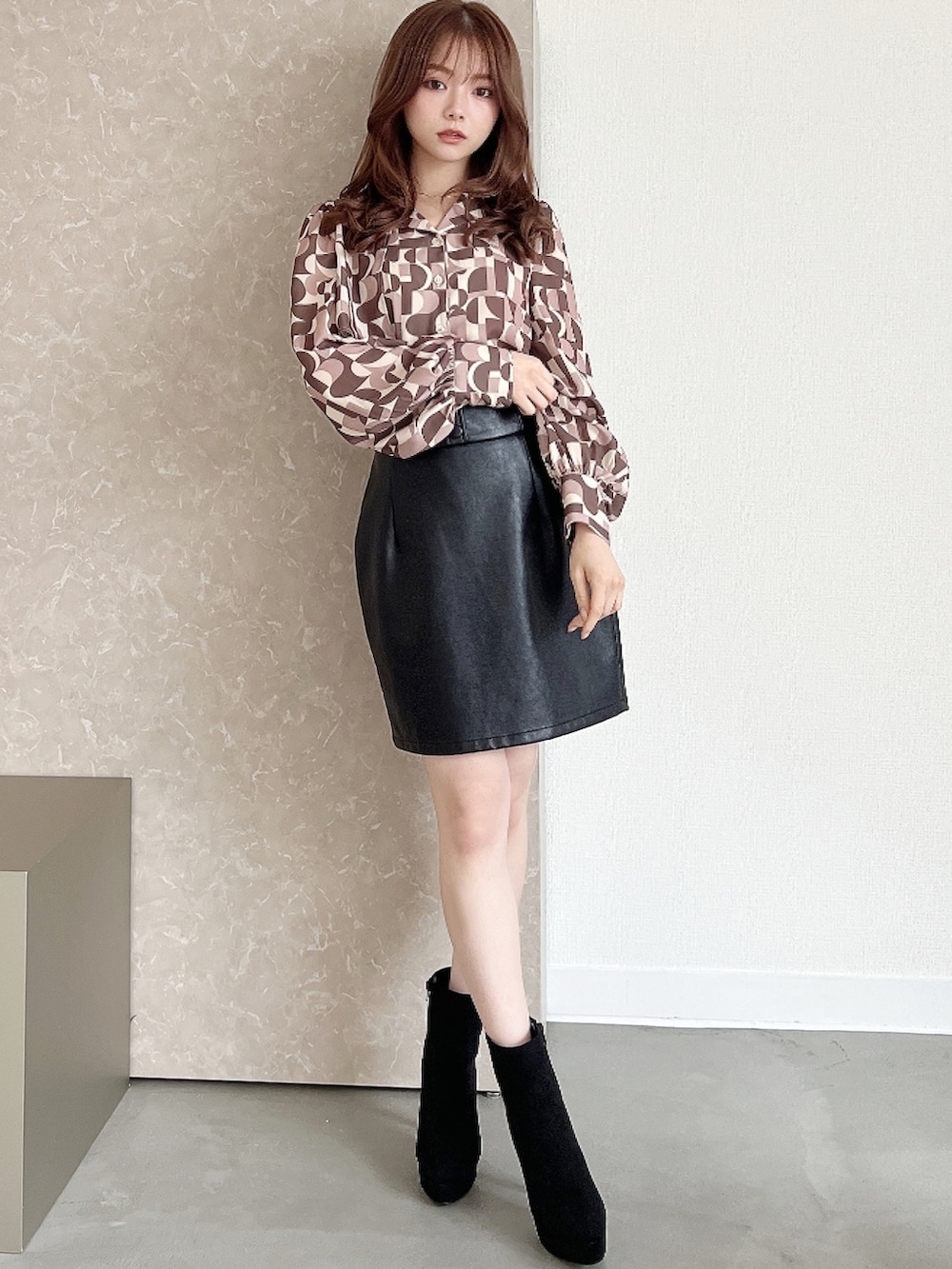 ブラック系のスカート、ブラック系のブーツ、ブラウン系のシャツ/ブラウスを着用したレディースの夏コーディネートの2枚目の写真