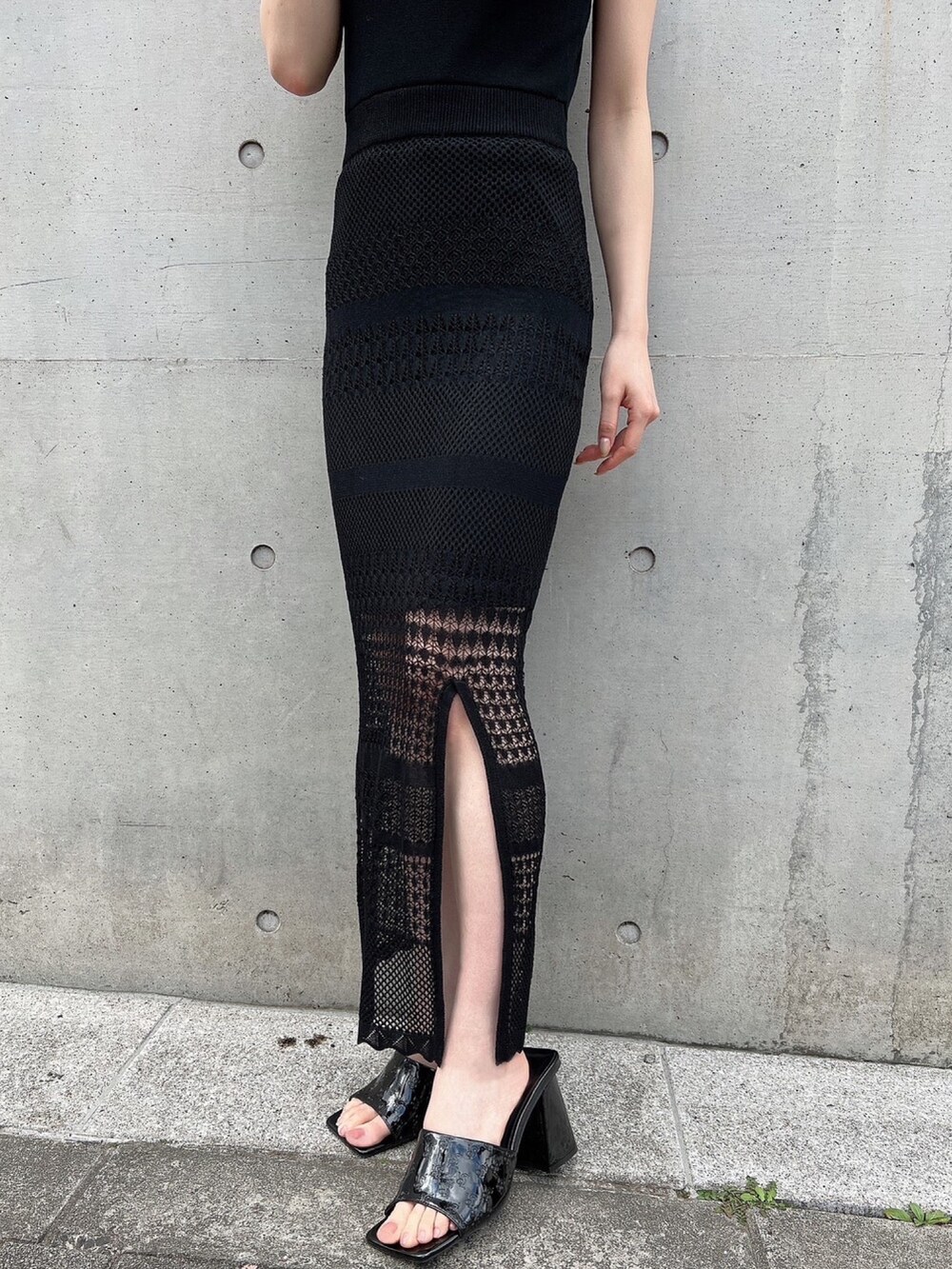 ブラック系のワンピース、ブラック系のサンダルを着用したレディースの春コーディネートの5枚目の写真