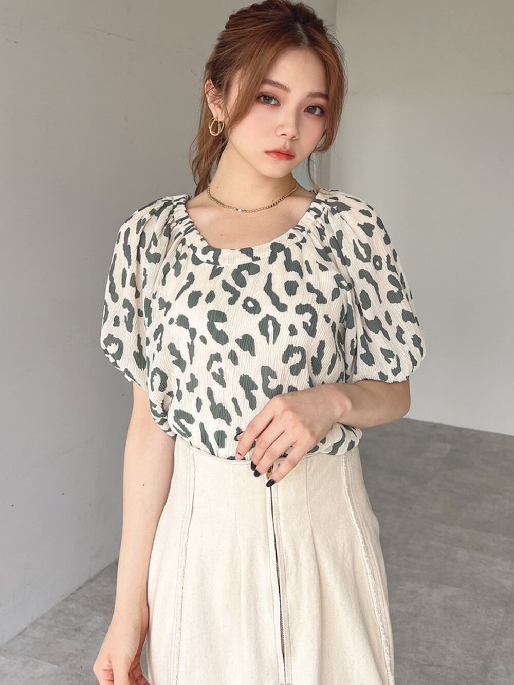 ベージュ系のサンダル、その他のシャツ/ブラウス、ホワイト系のスカートを着用したレディースの夏コーディネートの4枚目の写真