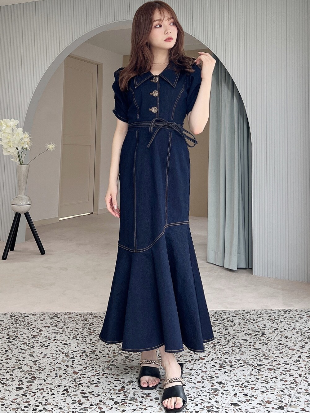 ブラック系のサンダル、ブルー系のワンピースを着用したレディースの夏コーディネートの2枚目の写真