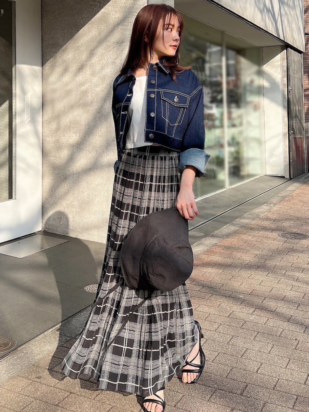 ブルー系のデニムジャケット、ホワイト系のTシャツ/カットソー、その他のスカートを着用したレディースの春コーディネートの2枚目の写真