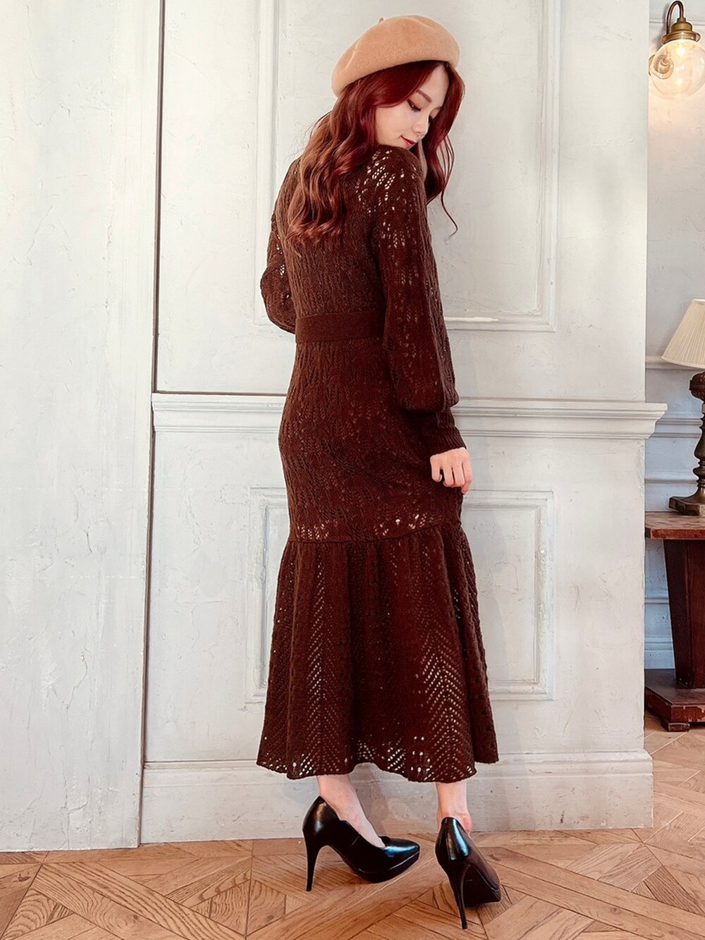 ブラウン系のワンピース、ブラウン系のハンチング/ベレー帽を着用したレディースの秋コーディネートの3枚目の写真