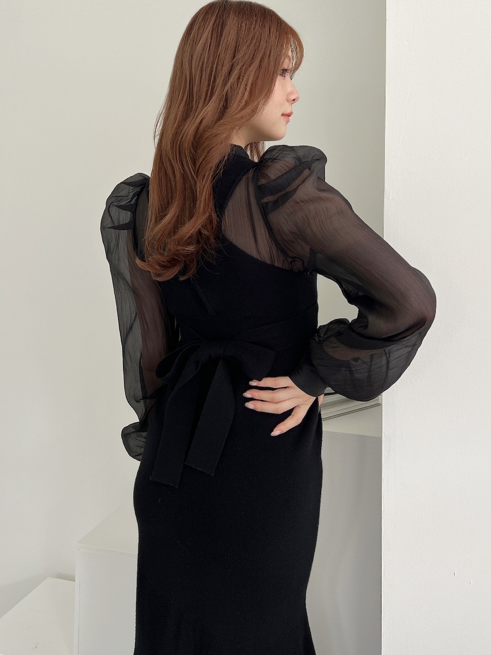 ブラック系のワンピース、ブラック系のブーツを着用したレディースの秋コーディネートの3枚目の写真