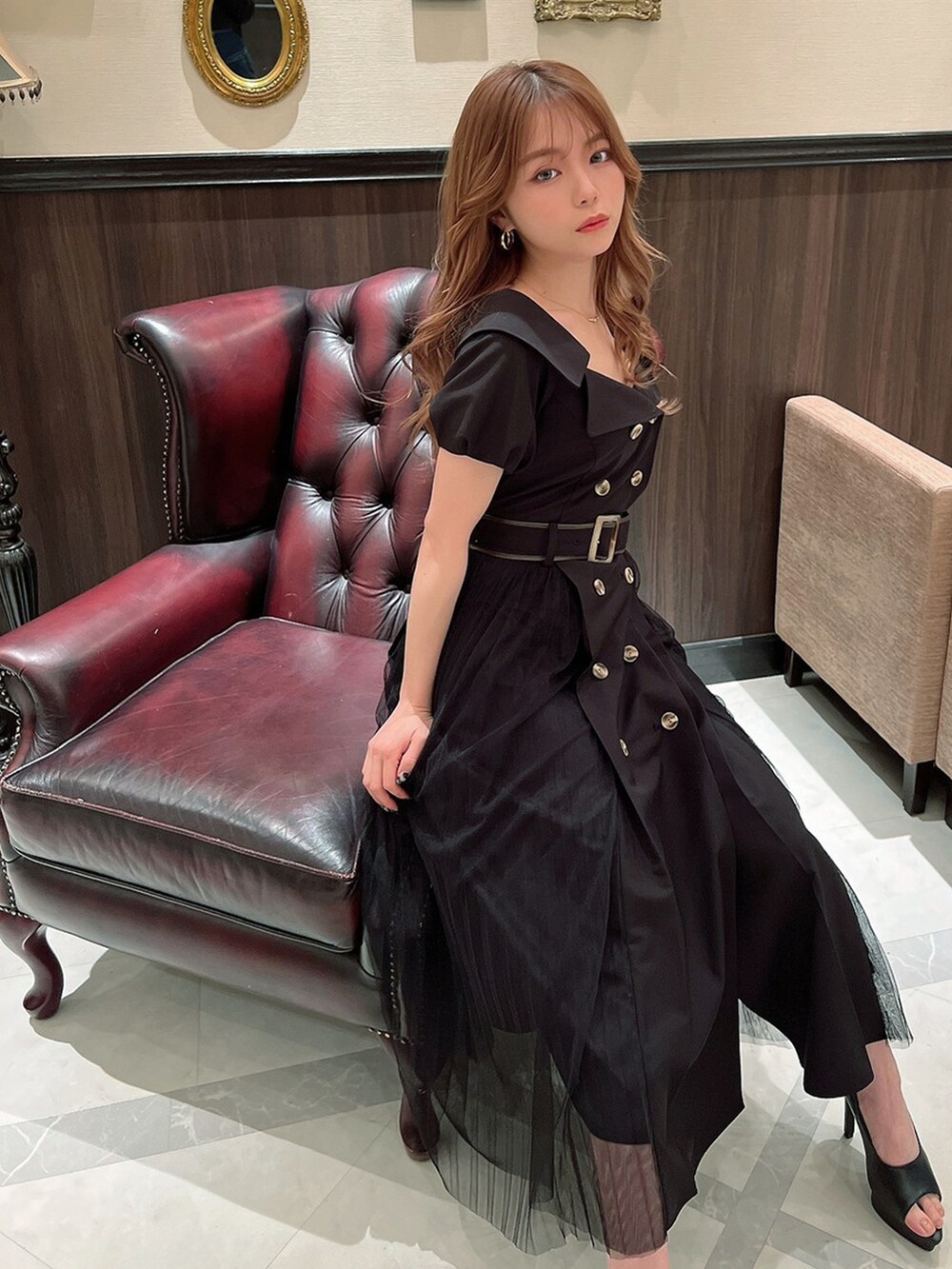 ブラック系のワンピース、ブラック系のパンプスを着用したレディースの冬コーディネートの3枚目の写真