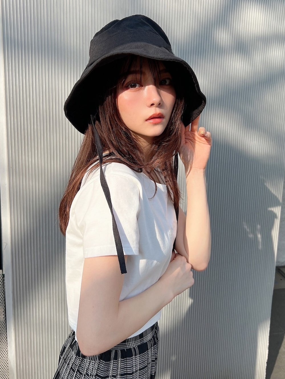 ブルー系のデニムジャケット、ホワイト系のTシャツ/カットソー、その他のスカートを着用したレディースの春コーディネートの5枚目の写真