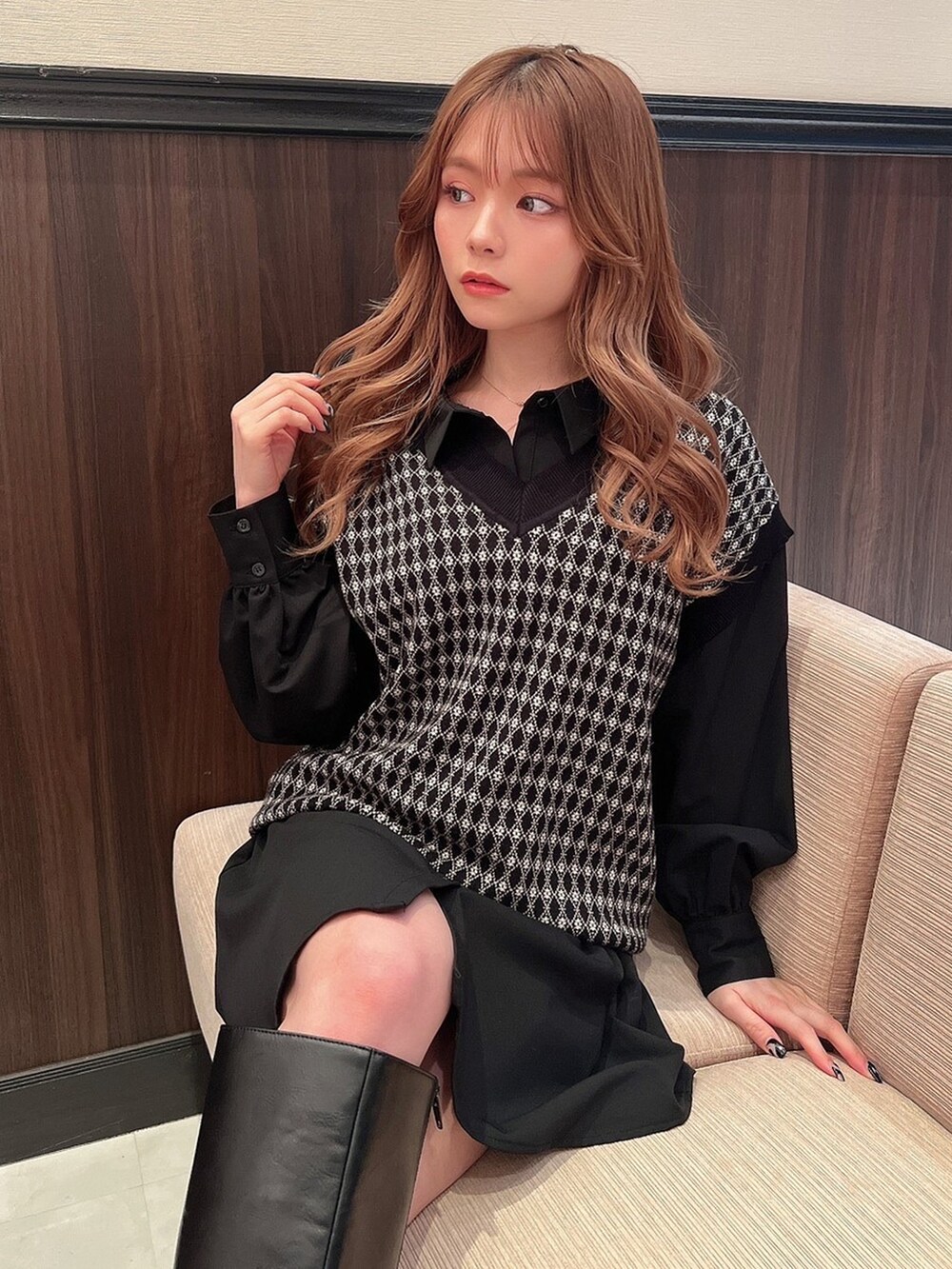 ブラック系のブーツ、ブラック系のワンピース、ブラック系のベストを着用したレディースの冬コーディネートの3枚目の写真