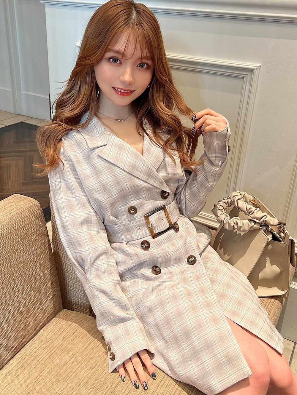 ブラウン系のブーツ、その他のテーラードジャケット、ホワイト系のニット/セーターを着用したレディースの冬コーディネートの3枚目の写真