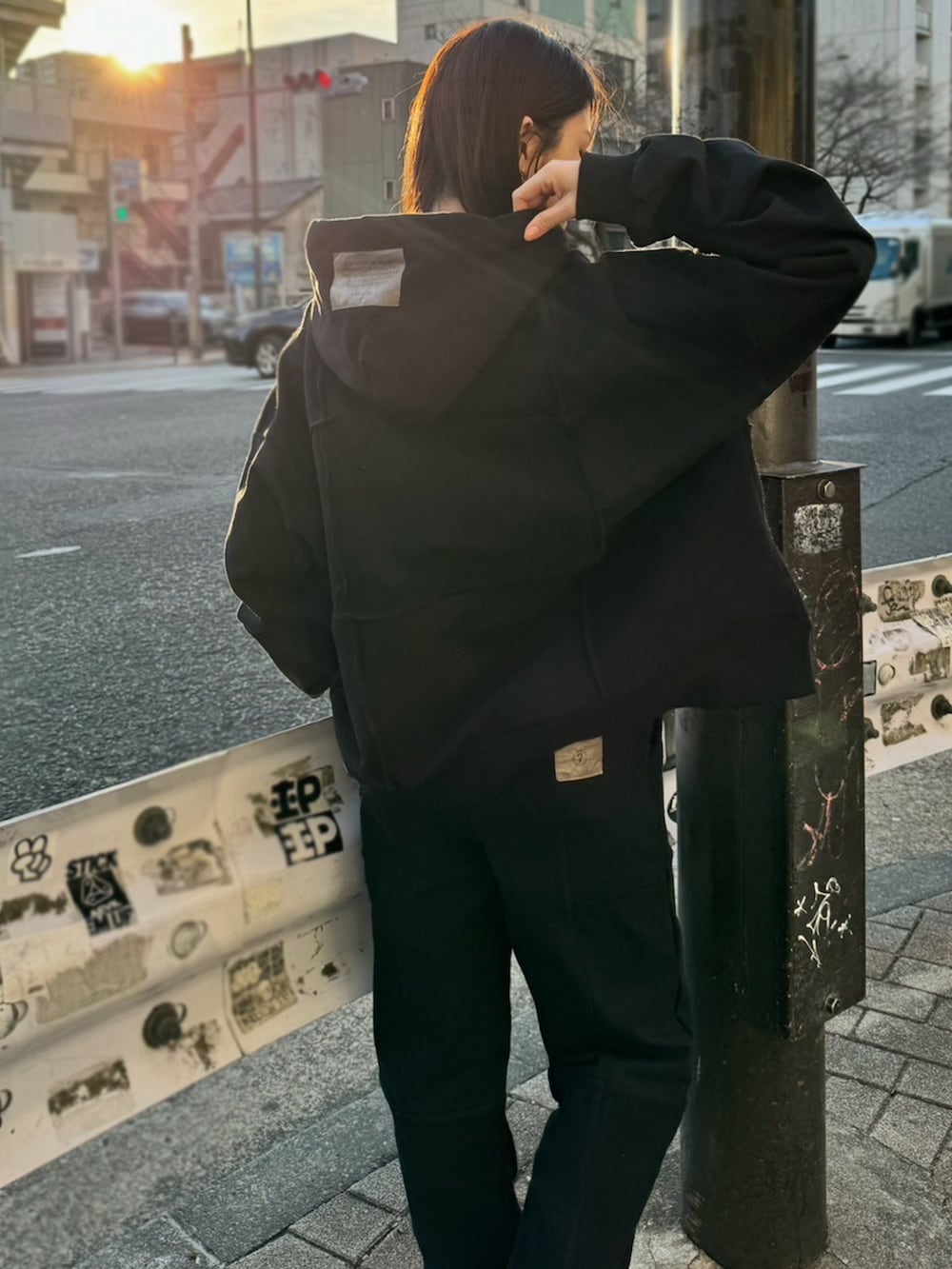 ブラック系のスウェット、ブラック系のスウェットパンツを着用したレディースの冬コーディネートの2枚目の写真