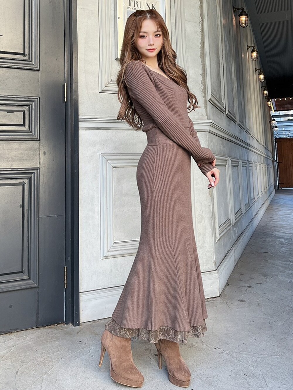 ブラウン系のワンピース、ベージュ系のブーツを着用したレディースの冬コーディネートの2枚目の写真