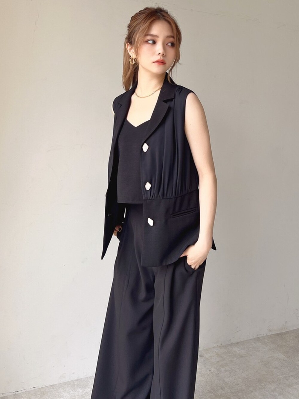 ブラック系のキャミソール、ブラック系のサンダル、ブラック系のその他パンツを着用したレディースの夏コーディネートの3枚目の写真