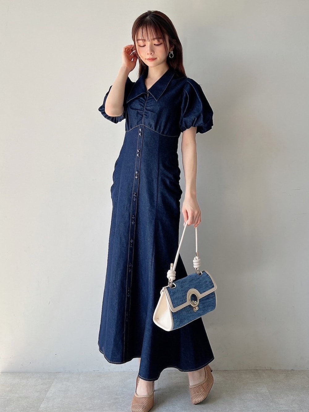 「RESEXXY、リゼクシー、春服コーデ、春色、春カラー、キレイめコーデ、春、ワンピース、デニム、マーメイドワンピース」｜「RESEXXYのギャザーデザインマーメイドワンピース（ワンピース、ブルー系）」を使った、miyuさん（レディース・152cm）の春コーディネートの4枚目の写真