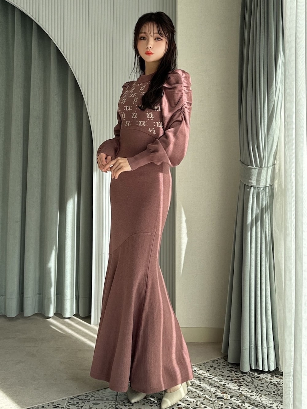 ブラウン系のワンピース、ホワイト系のパンプス、ホワイト系のハンドバッグを着用したレディースの冬コーディネートの3枚目の写真