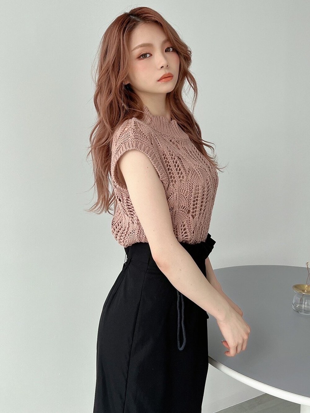 ブラック系のスカート、ホワイト系のサンダル、ホワイト系のキャミソールを着用したレディースの春コーディネートの3枚目の写真