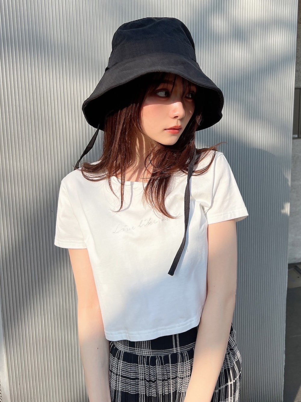 ブルー系のデニムジャケット、ホワイト系のTシャツ/カットソー、その他のスカートを着用したレディースの春コーディネートの4枚目の写真