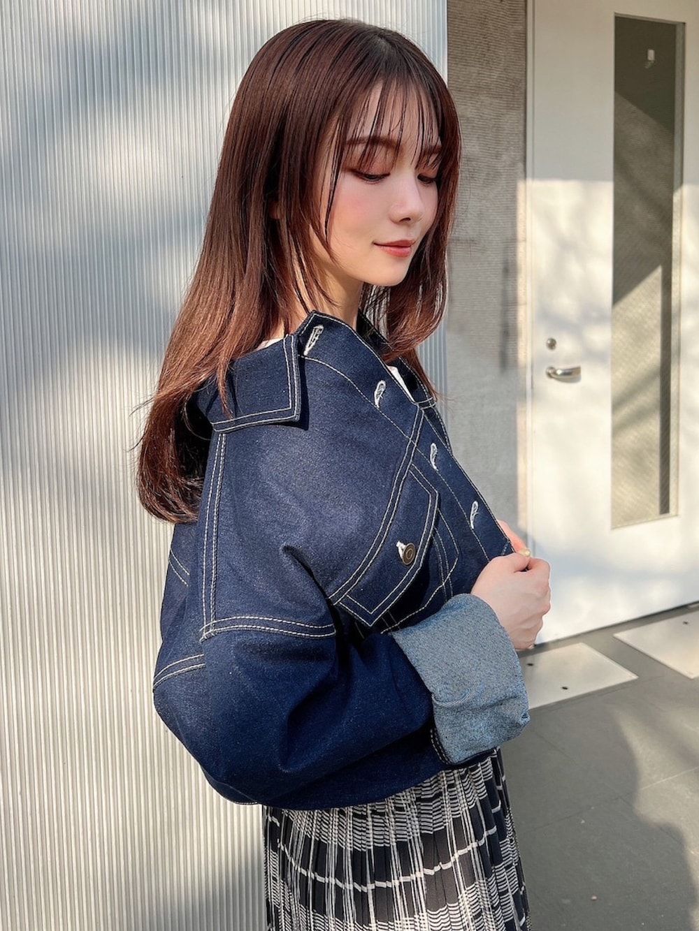 ブルー系のデニムジャケット、ホワイト系のTシャツ/カットソー、その他のスカートを着用したレディースの春コーディネートの3枚目の写真