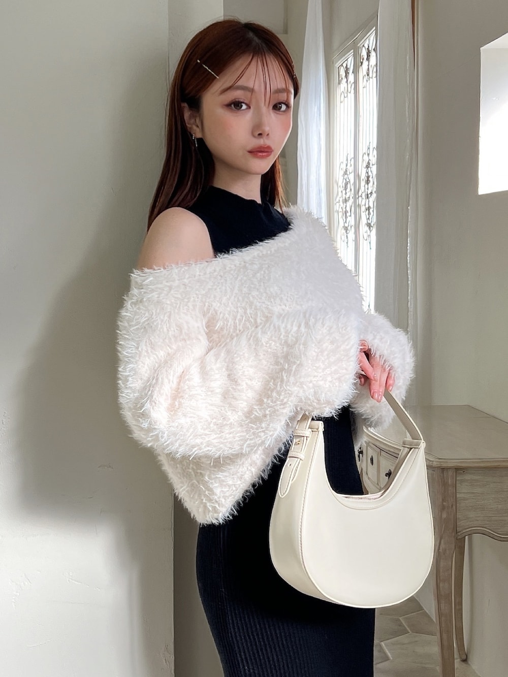 その他のワンピース、ホワイト系のハンドバッグ、ブラック系のブーツを着用したレディースの冬コーディネートの6枚目の写真