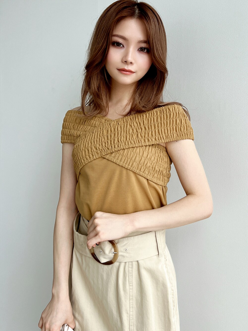 ベージュ系のサンダル、ベージュ系のスカート、イエロー系のTシャツ/カットソーを着用したレディースの夏コーディネートの3枚目の写真