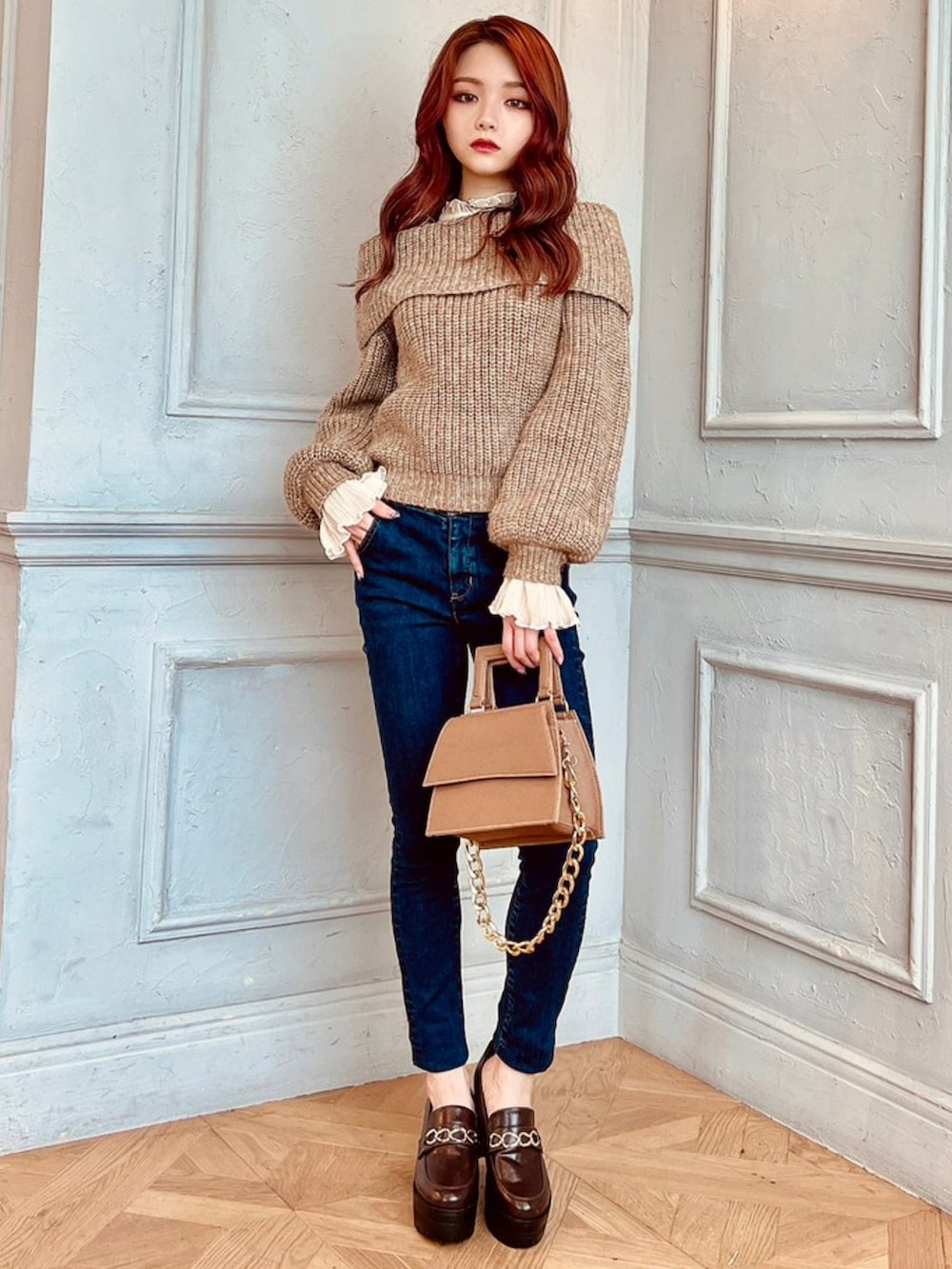 ブルー系のデニムパンツ、ブラウン系のローファー、ブラウン系のニット/セーターを着用したレディースの秋コーディネートの4枚目の写真