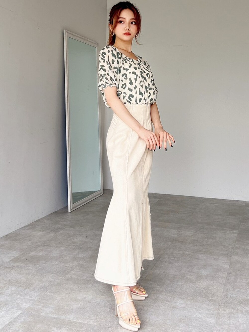 ベージュ系のサンダル、その他のシャツ/ブラウス、ホワイト系のスカートを着用したレディースの夏コーディネートの3枚目の写真