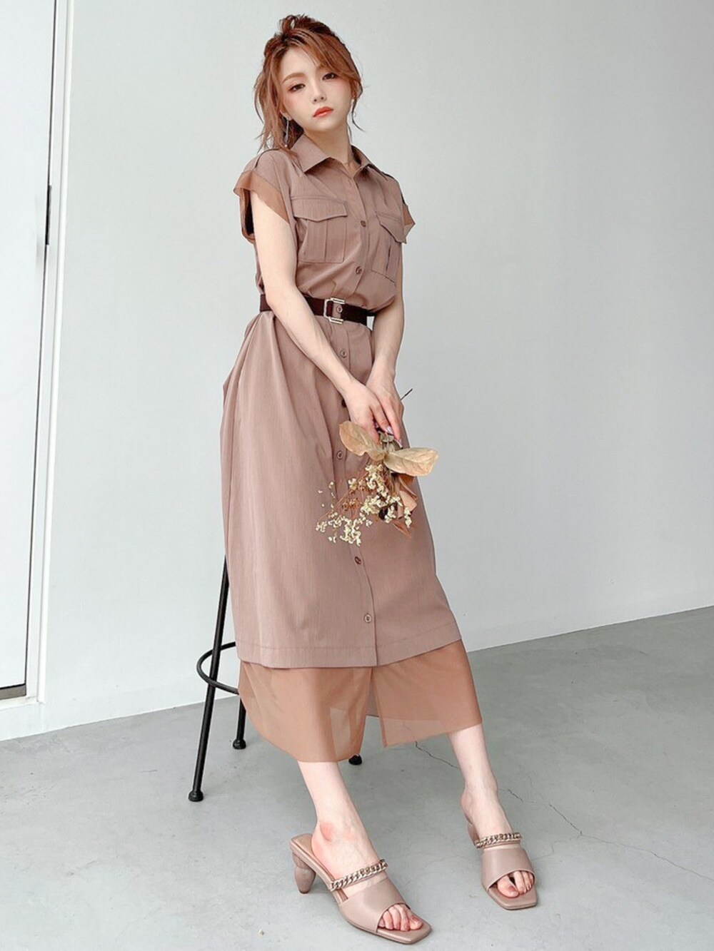 ベージュ系のワンピース、ベージュ系のサンダル、ゴールド系のピアス（両耳用）を着用したレディースの春コーディネートの3枚目の写真