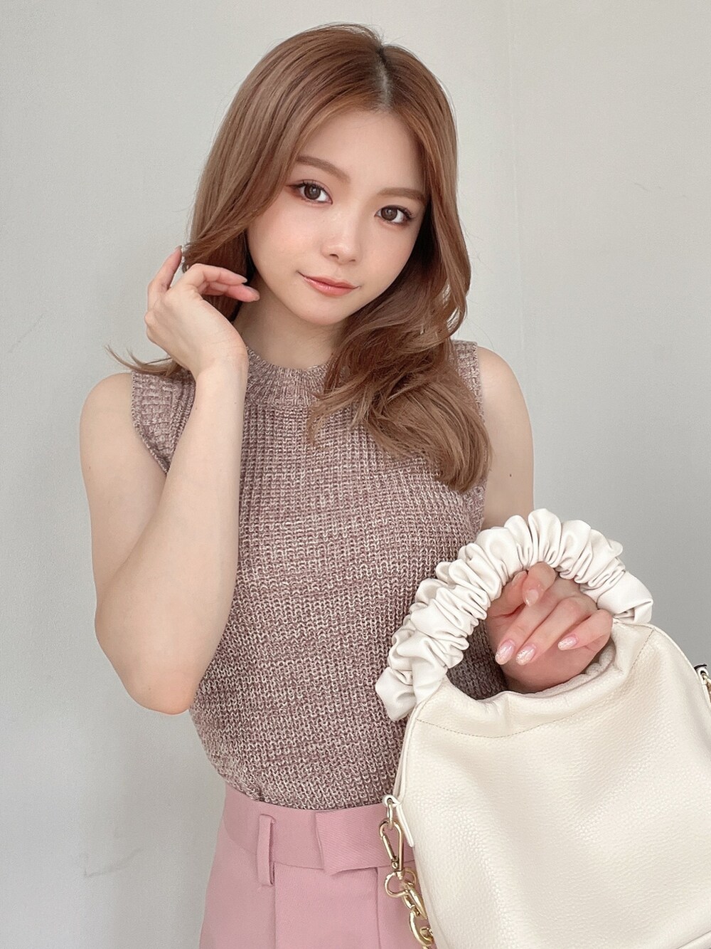 ホワイト系のサンダル、ピンク系のその他パンツ、ブラウン系のニット/セーターを着用したレディースの夏コーディネートの3枚目の写真