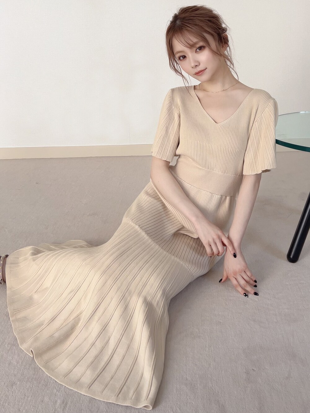 ベージュ系のワンピースを着用したレディースの春コーディネートの5枚目の写真