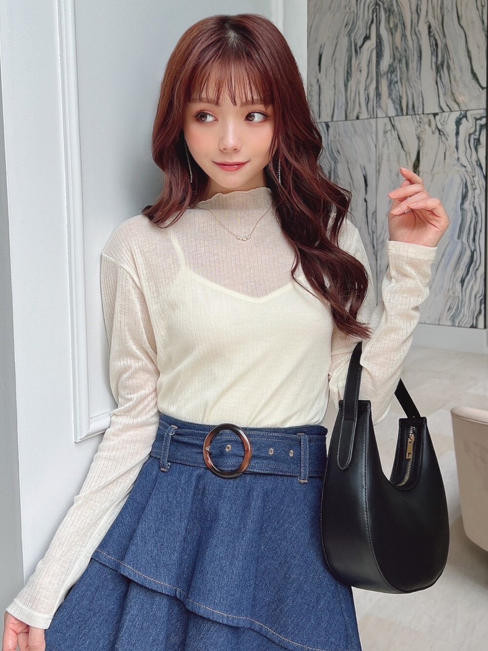 ホワイト系のTシャツ/カットソー、ブルー系のスカート、ブラック系のサンダルを着用したレディースの夏コーディネートの5枚目の写真