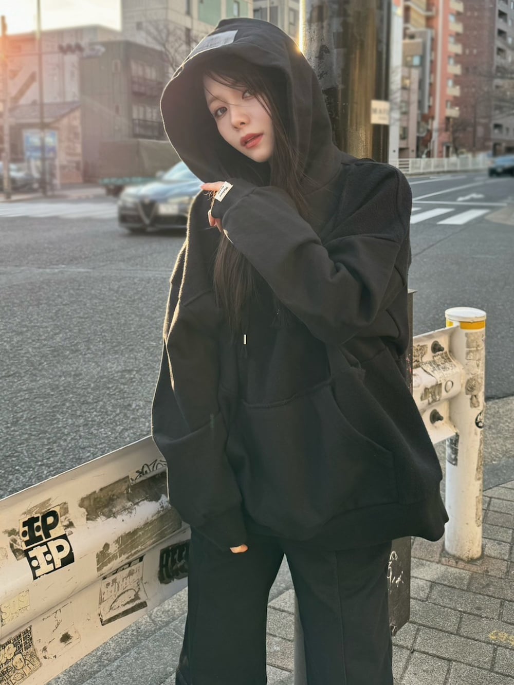 ブラック系のスウェット、ブラック系のスウェットパンツを着用したレディースの冬コーディネートの4枚目の写真