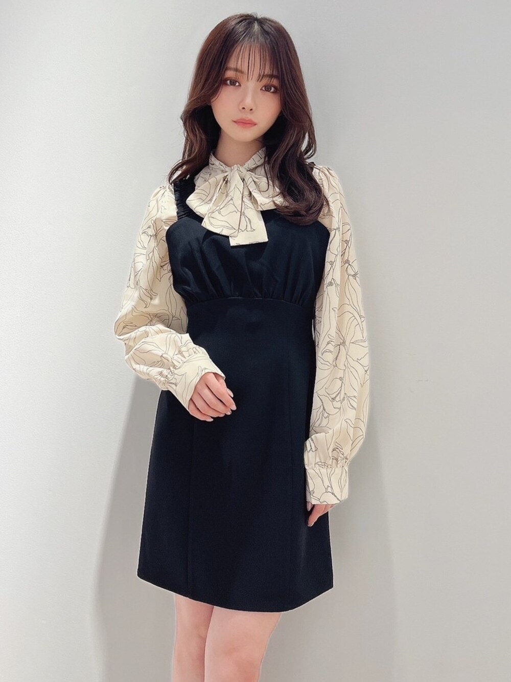 その他のシャツ/ブラウス、ブラック系のワンピース、ブラック系のライダースジャケットを着用したレディースの冬コーディネートの2枚目の写真