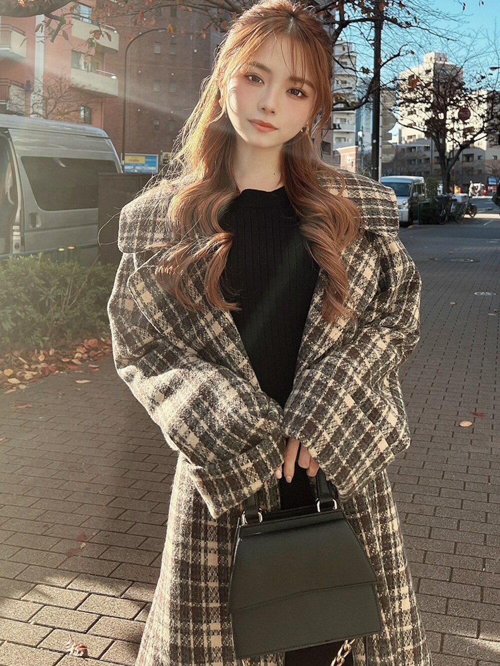 ブラック系のブーツ、その他のその他アウター、ブラック系のワンピースを着用したレディースの冬コーディネートの2枚目の写真