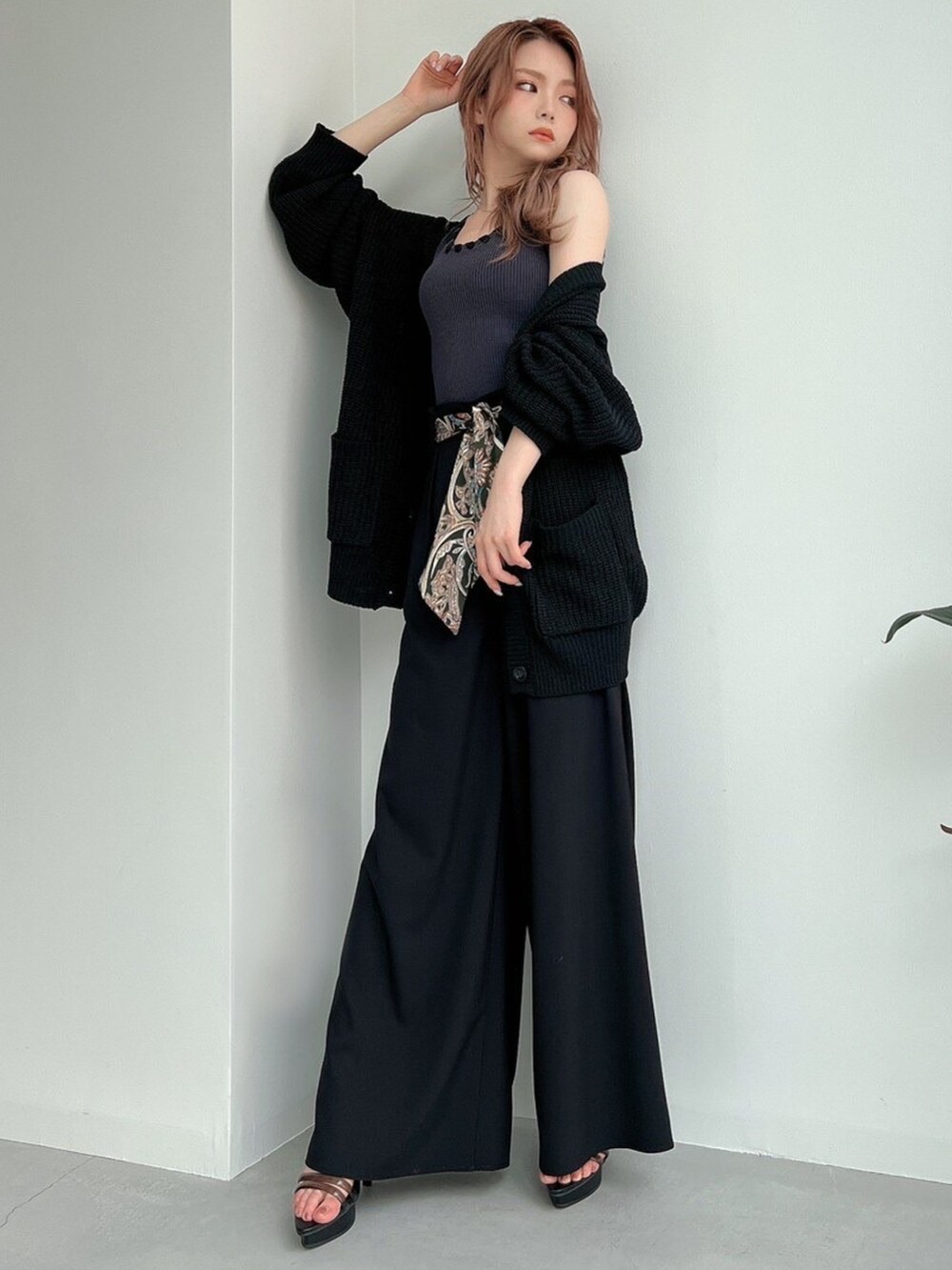 グレー系のタンクトップ、ブラック系のその他パンツ、ブラック系のカーディガン/ボレロを着用したレディースの春コーディネートの3枚目の写真