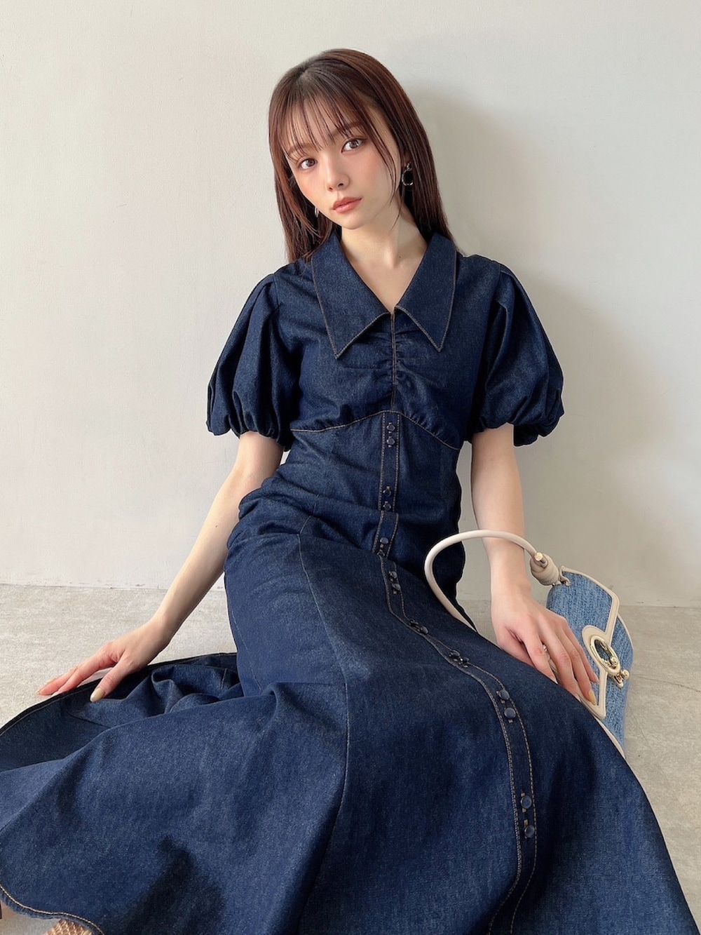 「RESEXXY、リゼクシー、春服コーデ、春色、春カラー、キレイめコーデ、春、ワンピース、デニム、マーメイドワンピース」｜「RESEXXYのギャザーデザインマーメイドワンピース（ワンピース、ブルー系）」を使った、miyuさん（レディース・152cm）の春コーディネートの2枚目の写真