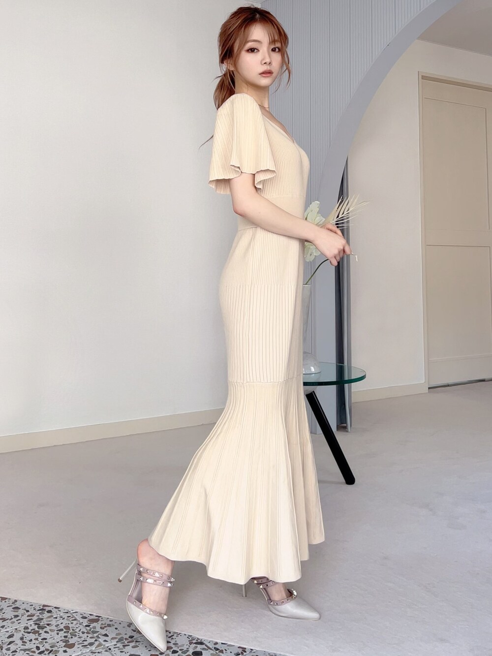 ベージュ系のワンピースを着用したレディースの春コーディネートの3枚目の写真