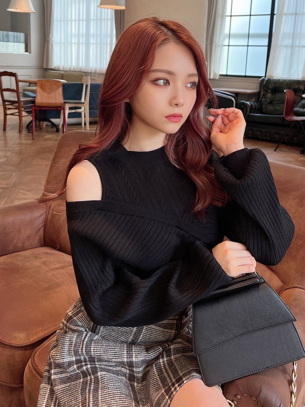 ブラック系のダウンジャケット/コート、その他のその他パンツ、ベージュ系のブーツを着用したレディースの秋コーディネートの3枚目の写真