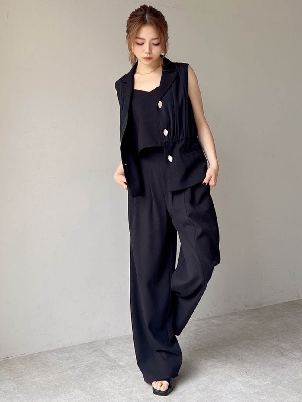 ブラック系のキャミソール、ブラック系のサンダル、ブラック系のその他パンツを着用したレディースの夏コーディネートの2枚目の写真