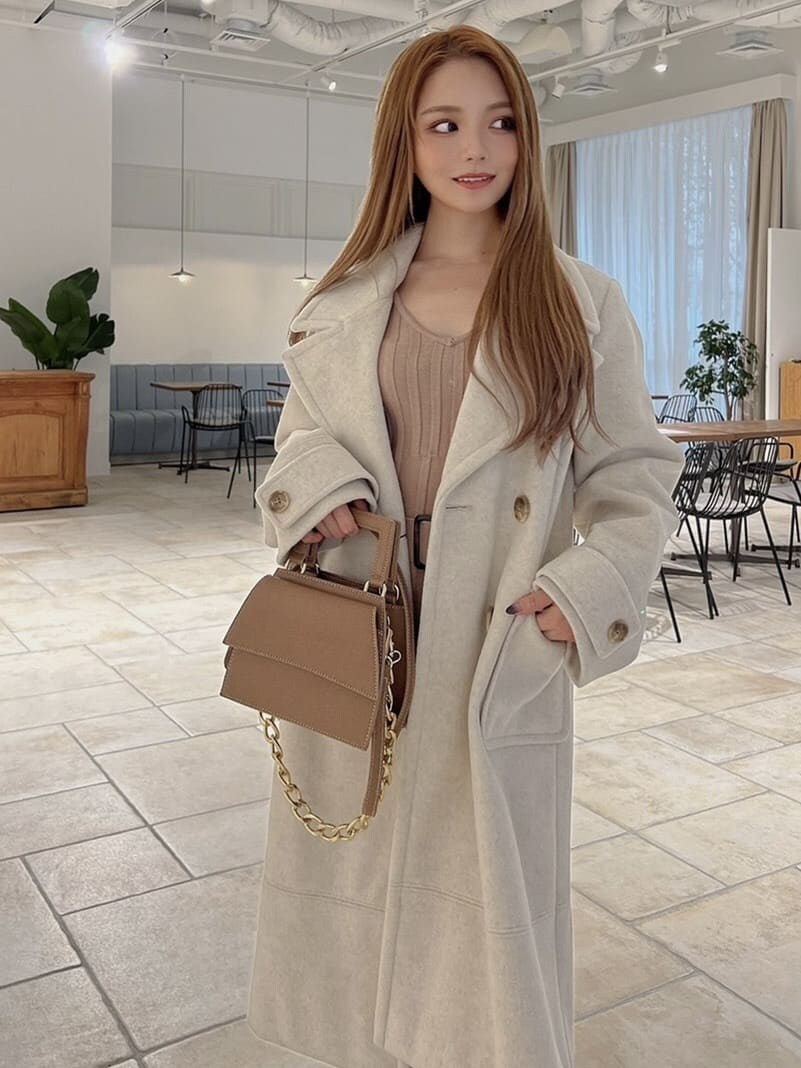 ホワイト系のその他アウター、ブラウン系のブーツ、ベージュ系のワンピースを着用したレディースの秋コーディネートの3枚目の写真