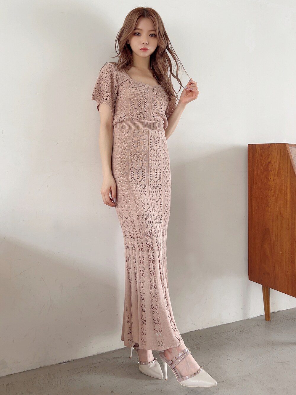 ピンク系のワンピース、ホワイト系のパンプスを着用したレディースの春コーディネートの3枚目の写真