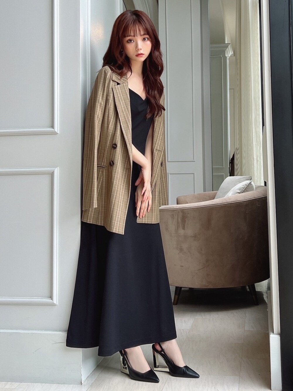 ブラック系のワンピース、グリーン系のテーラードジャケット、ブラック系のサンダルを着用したレディースの夏コーディネートの2枚目の写真