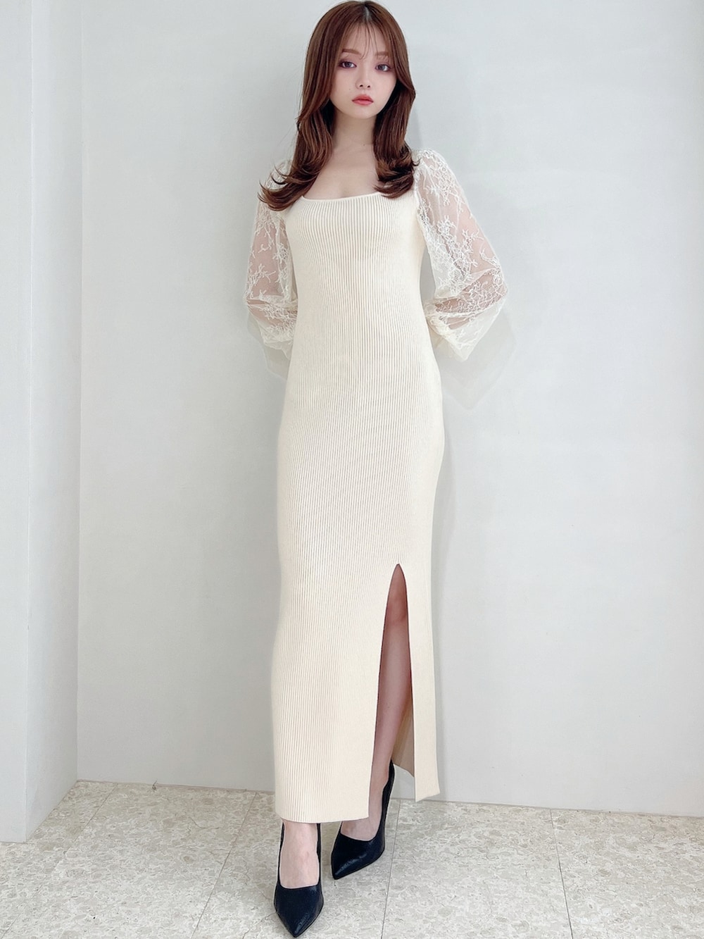 ホワイト系のワンピースを着用したレディースの秋コーディネートの2枚目の写真